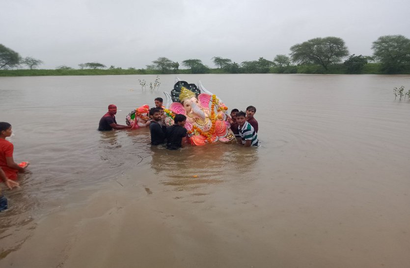 The enthusiasm of the devotees did not decrease even after the rain