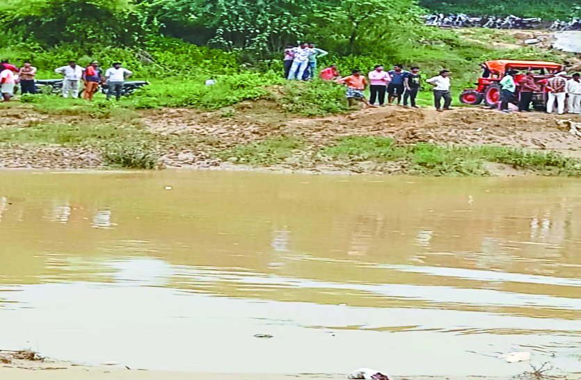 youth died ganesh immersion accident in bhind 