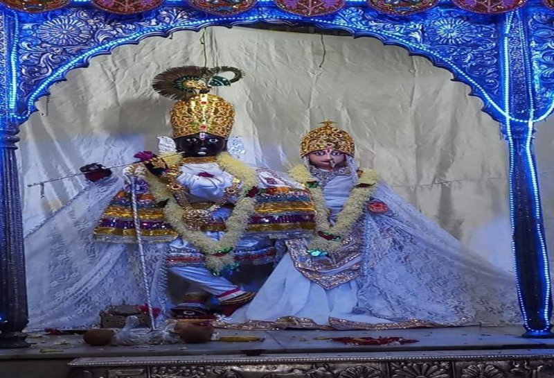 भगवान जुगल किशोर कर रहे तर्पण, धारण किये स्वेत वस्त्र