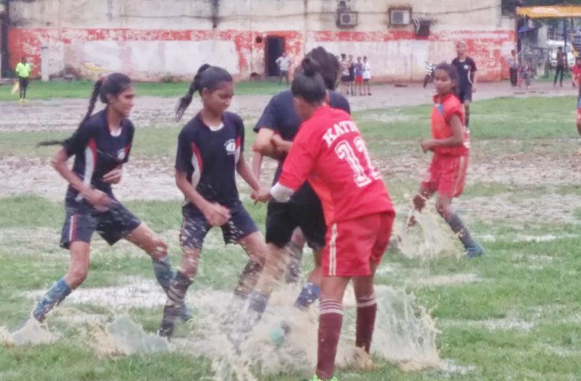 Sport: बारिश में भी कम नहीं हुआ बेटियों का उत्साह, दनादन दागे गोल, ये वीडियों बढ़ाएगा छोरियों का हौंसला