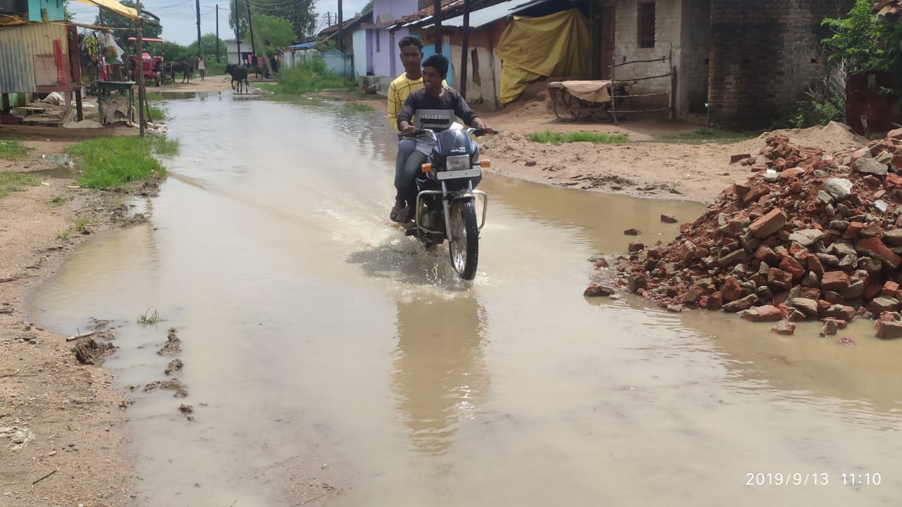 The road to the ward became rainy in rain water, due to lack of draina