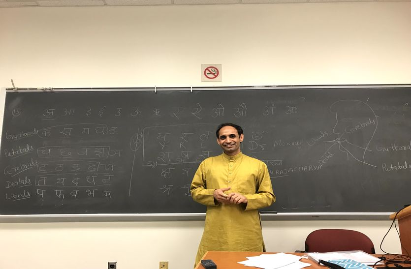 अमरीका में हिंदी सिखा रहे अजमेर के डॉ. मोक्षराज