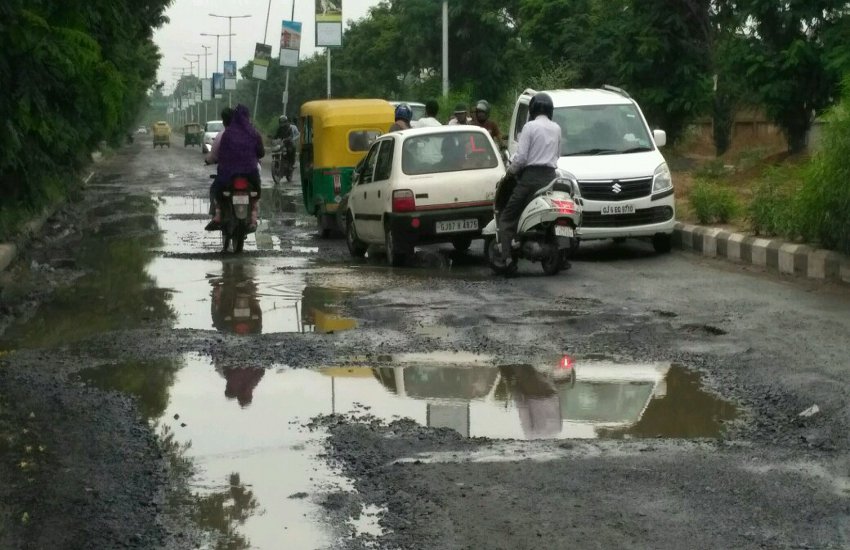 Ahmedabad News, Video देखिए अहमदाबाद शहर की किस सड़क पर निकलना हुआ दूभर