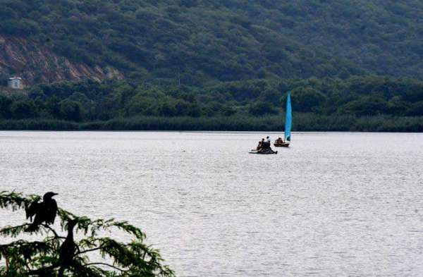 जयपुर के मानसागर पाल पर एनसीसी के कैडेट्स नाव चलाकर प्रेक्टिस करते नज़र आये देखे तस्वीरें।