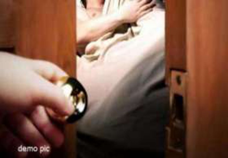 आधी रात चाचा की नींद खुली तो भतीजी के कमरे से आ रही थी लड़के की आवाज, झांक कर देखा तो...