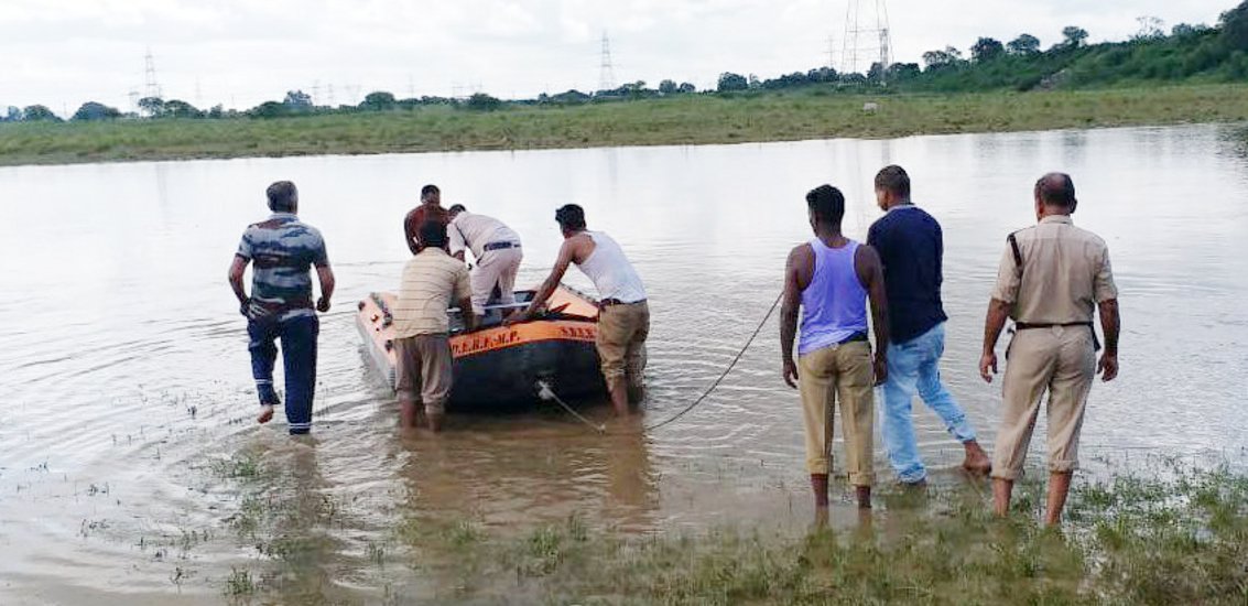Mother jumped into pond to save drowning child in Singrauli