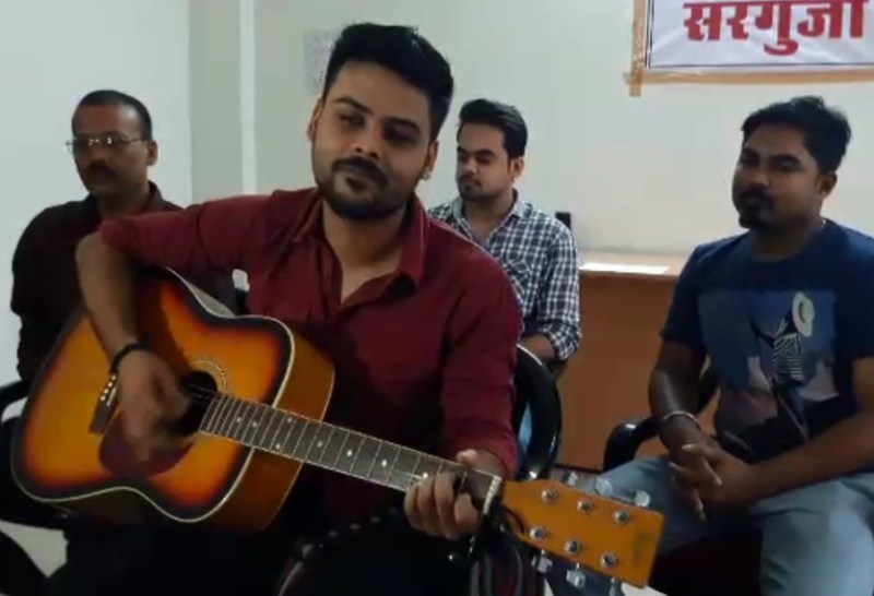 Video: युवा संगीतकार स्वप्निल को यू-ट्यूब ने दिया 'सिल्वर प्ले बटन अवार्ड', पुरस्कार पाने वाले CG के पहले कलाकार