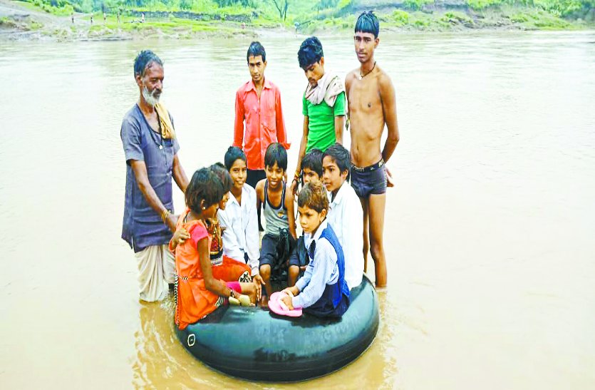 school students cross river on tyre tube