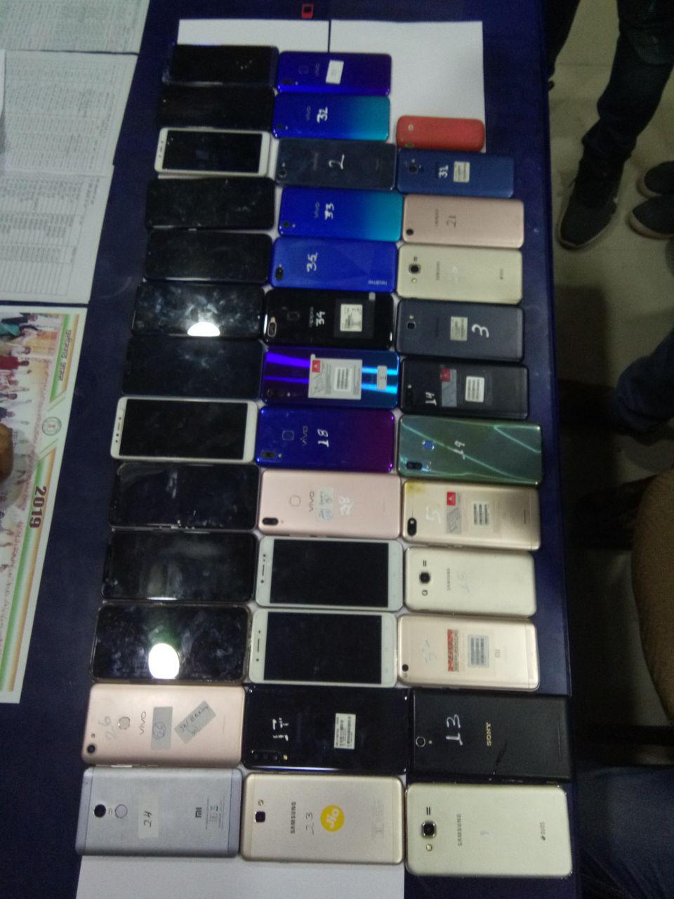 हजारों के मोबाइल नाबालिगों से करवाते थे चोरी, नेपाल में कौड़ियों के दाम में बेच देते थे