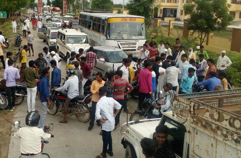 बजरी से भरे ट्रक की टक्कर से गाय मरने की अफवाह पर लगाया जाम