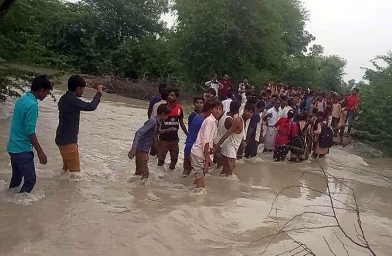 चार दर्जन बच्चों ने गुजारी स्कूल में रात, खाळ में पानी कम होने पर सुबह सभी को भेजा अपने घर