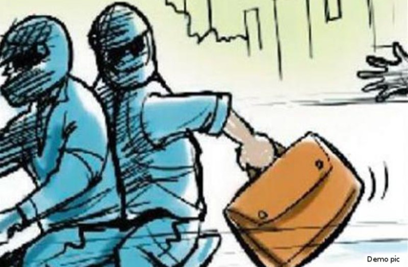 रास्ता रोककर चाकू की नोंक पर सराफा व्यापारी से दो लाख रुपए की जवाहरात की लूट