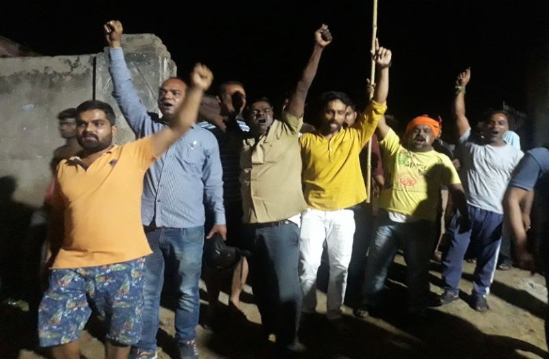 Puskar : गोवंश को ठेकेदार की बाड़ाबंदी से छुड़ाया