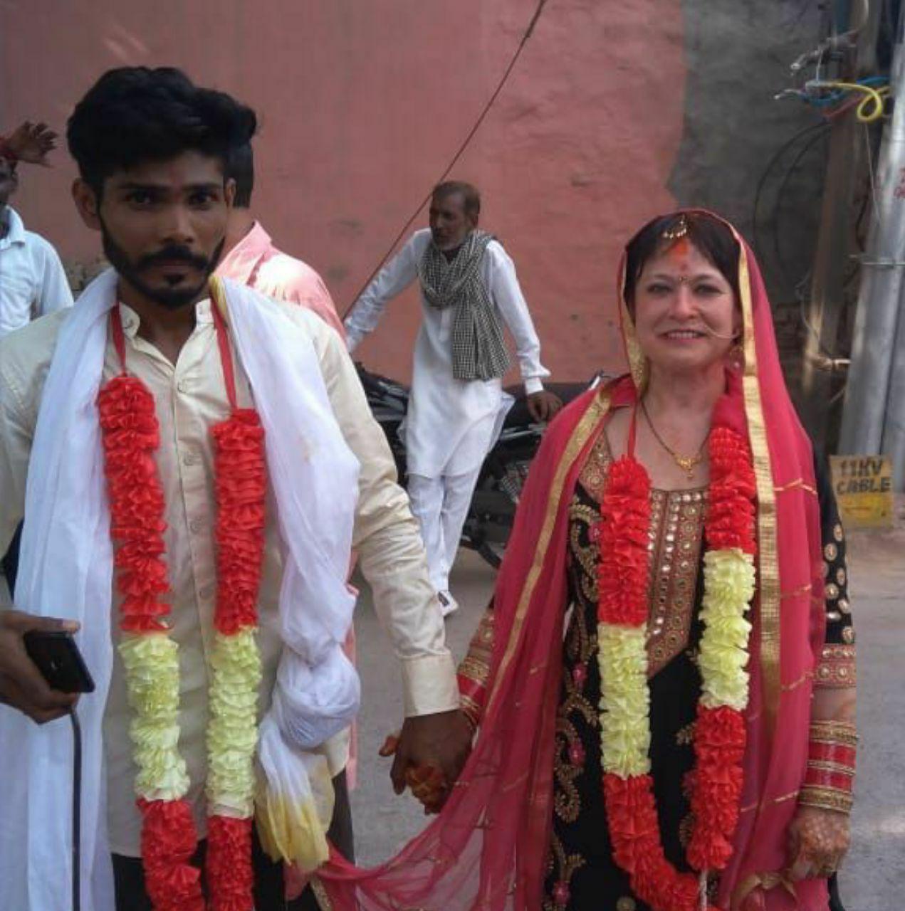सात समंदर पार से आकर अमेरिका की महिला ने रचाई श्रीगंगानगर के युवक से शादी, देखने को उमड़ी भीड़