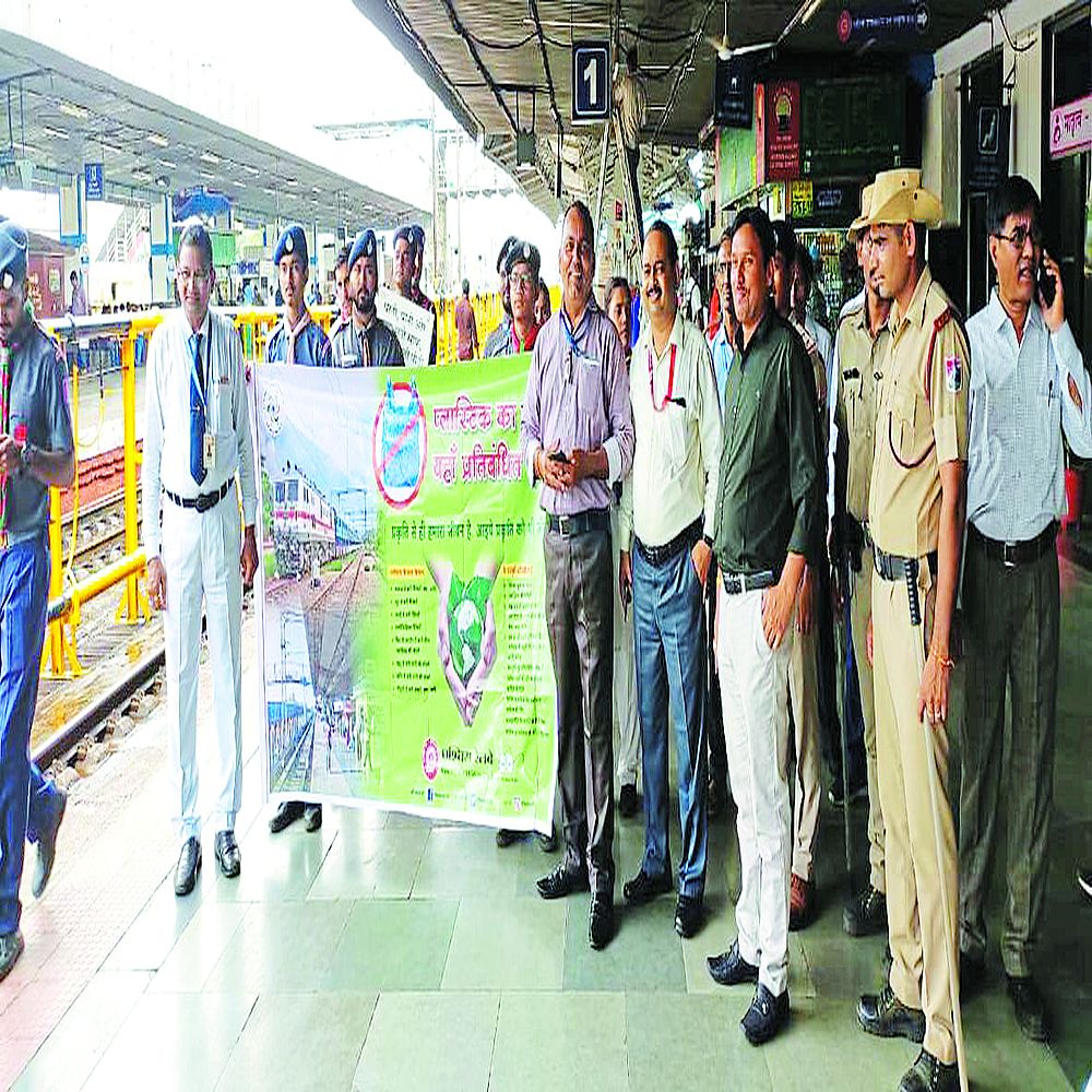 स्वच्छता सर्वे टीम ने किया सूरत स्टेशन का निरीक्षण