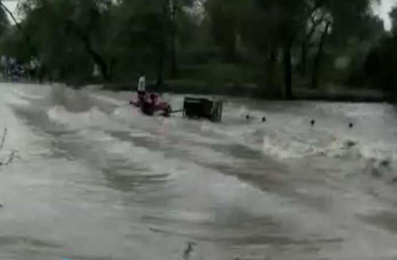 बनेठा-टोंक मार्ग पर पानी के तेज बहाव में नगों नाले में ट्रैक्टर पलटा, बहती महिला को ग्रामीणों ने बचाया