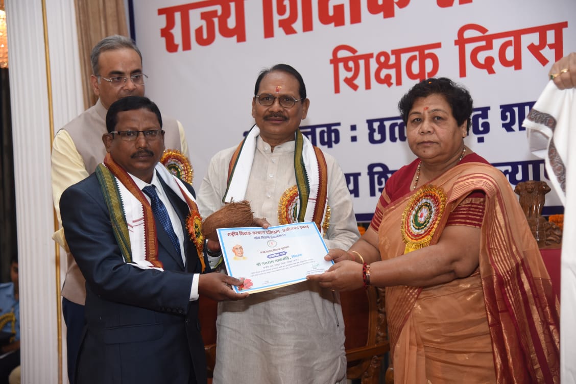 नाकतोड़े ने बढ़ाया जिले का गौरव, राज्यपाल पुरस्कार से सम्मानित
