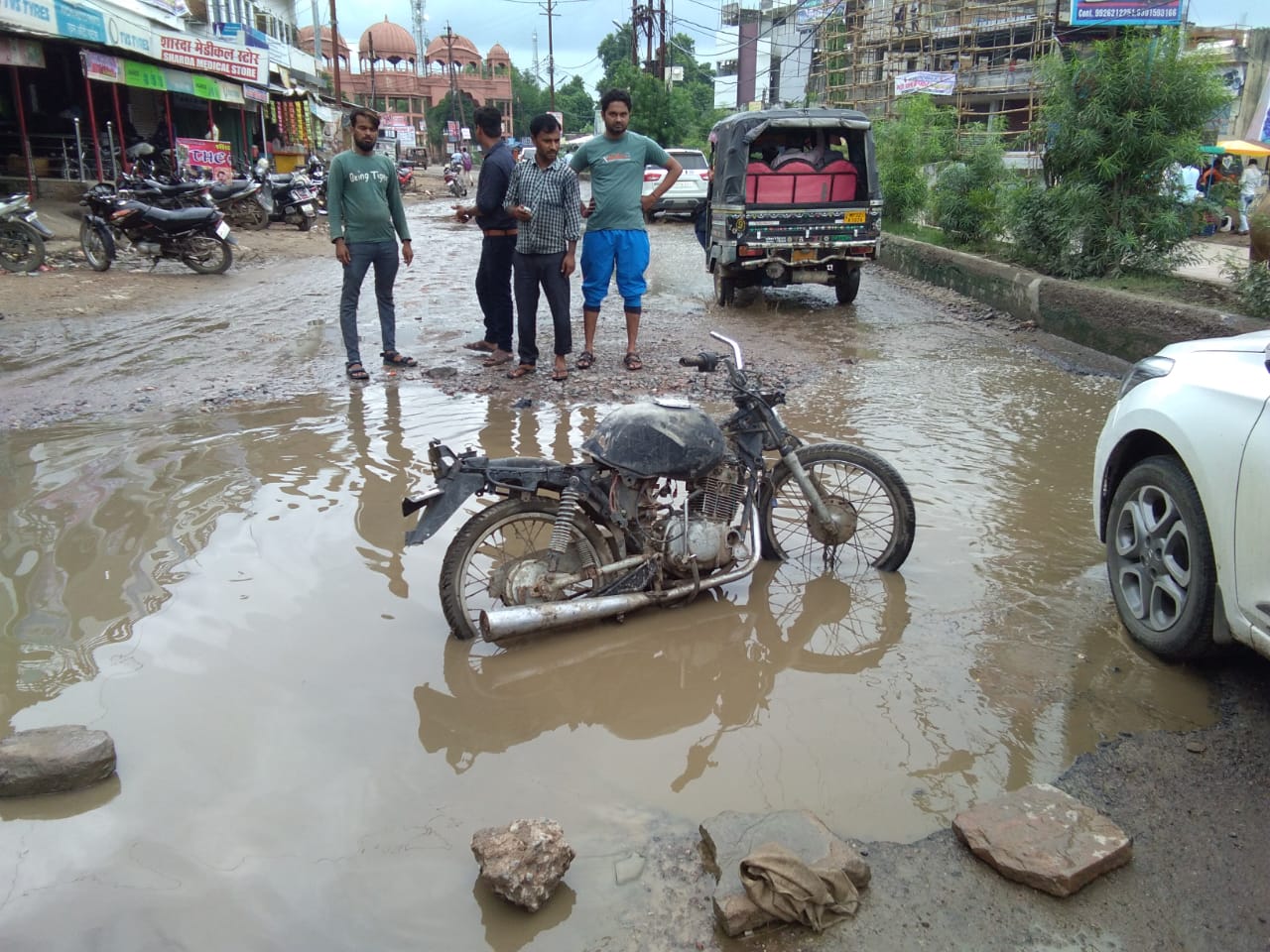 Message parked in bike filled in road pit, news in hindi, mp news, datia news