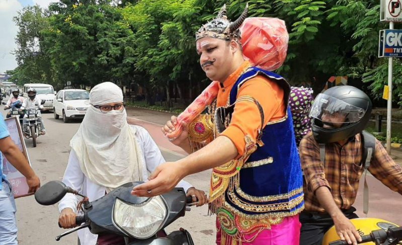 वाहन चालक सड़क पर मृत्यु देवता यमराज देख रुक गए