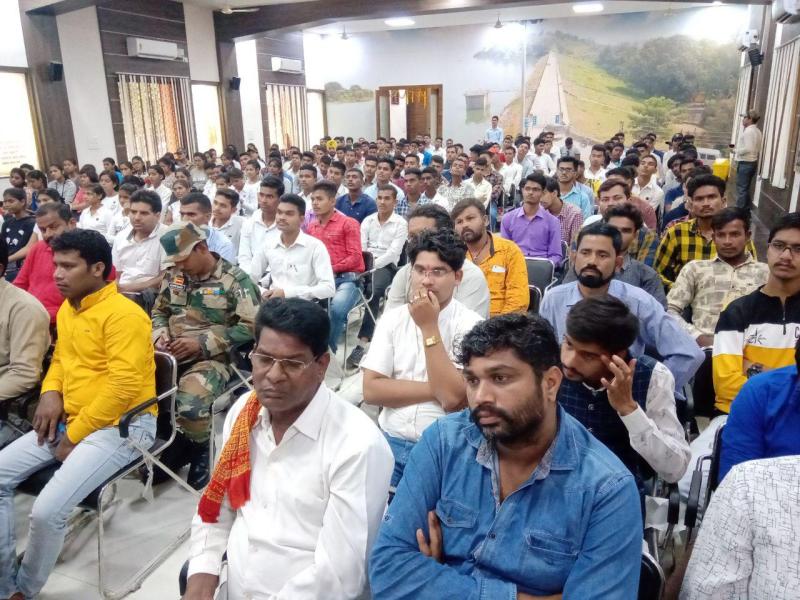 सड़क पर तड़प रहीं थीं जिंदगियां, इन्होंने मौत के मुंह से निकालकर दी दूसरी जिंदगी, आज पुलिस ने किया सम्मान