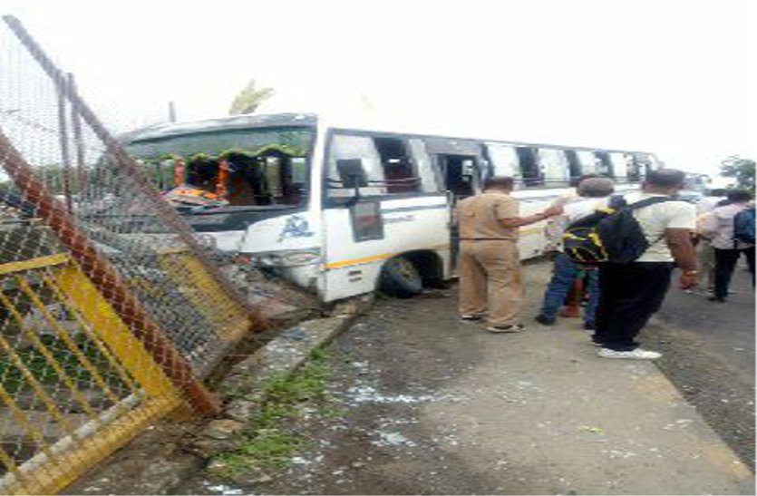 ujjain hindi news,ujjain crime news,Indore Road,bus accident in mp,private bus operator,