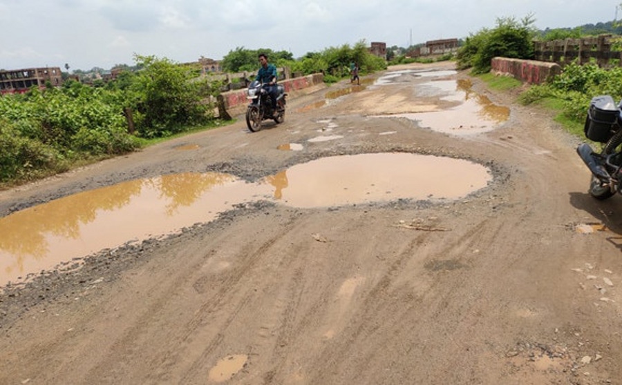 Trouble due to potholes and mud on the Bargawan-Dhaod road in Singroli