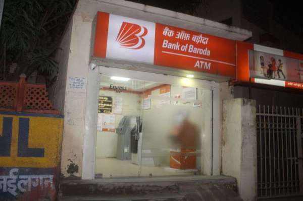 kaheen yahaan bhee loot na jae atm