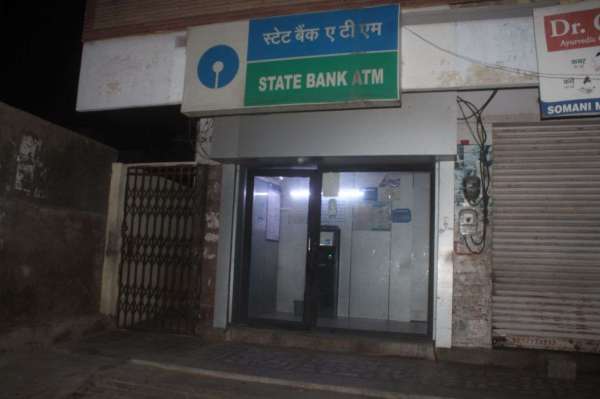 kaheen yahaan bhee loot na jae atm