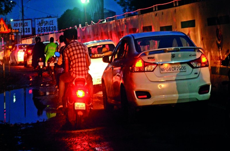 मैदा मिल से प्रभात चौक तक 1 किमी तय करने में लगते हैं 25 मिनट, जबकि दूरी पांच मिनट की