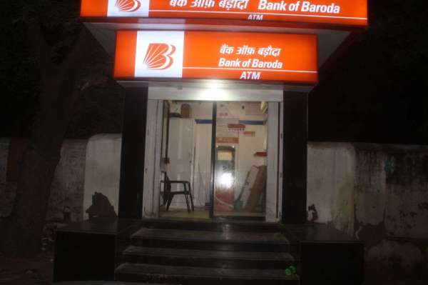 kaheen yahaan bhee loot na jae atm