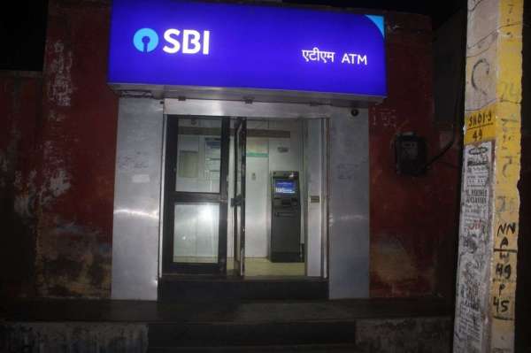 kaheen yahaan bhee loot na jae atm
