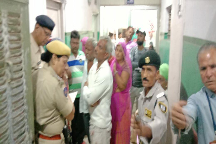पति ने चाकू से पत्नी पर किया हमला, राह चलते लोगों ने बचाई जान