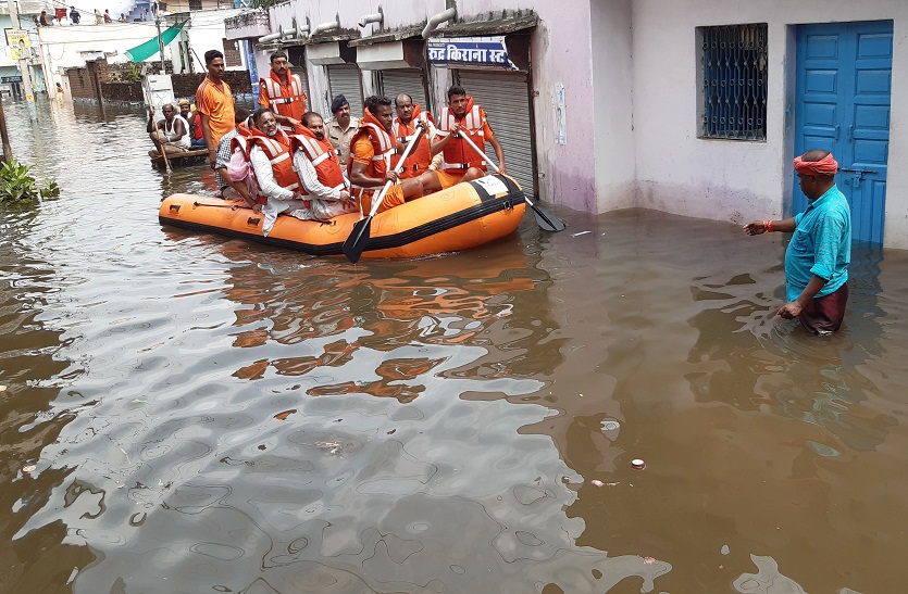 चार दिन बाद चम्बल का गुस्सा हुआ कम ,एक कि मौत,आधा दर्जन गांव टापू बने,बैराज से पानी की निकासी की कम