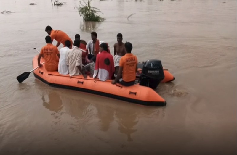 बीसलपुर के 17 गेट खोलने के बाद बढ़ा बनास का जलस्तर, पानी में फंसे 40 से अधिक लोगों को बचाया गया