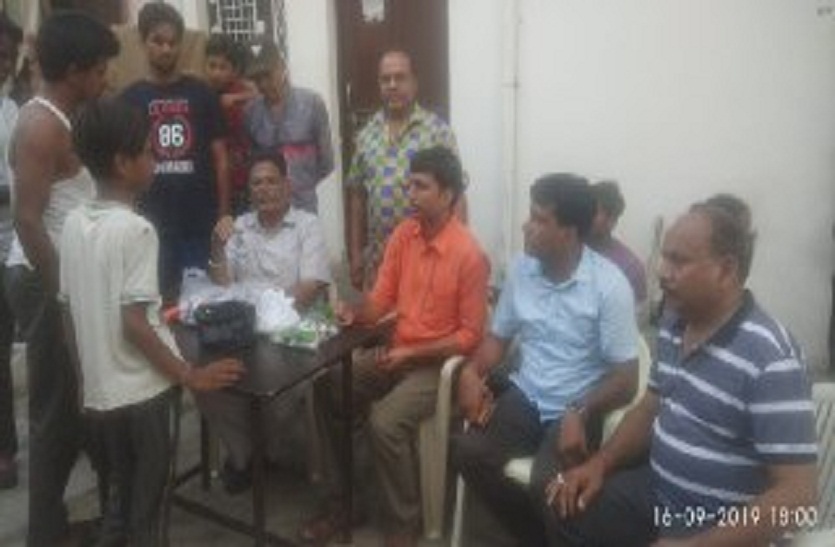 वाट्सएप का विचित्र ग्रुप, बाढ़ पीडि़तों की मदद को आगे आया ,जल जनित बीमारियों से बचने के लिए दवाइयां वितरित की