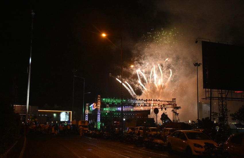 PM MODI; प्रधानमंत्री के मोदी के जन्मदिन पर सूरत में आधी रात को आताशबाजी