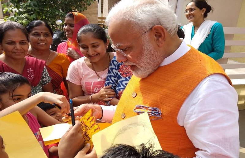 Ahmedabad: PM Modi जानें किससे पीएम नरेन्द्र मोदी ने पूछा क्या चाहिए? और फिर क्या हुआ