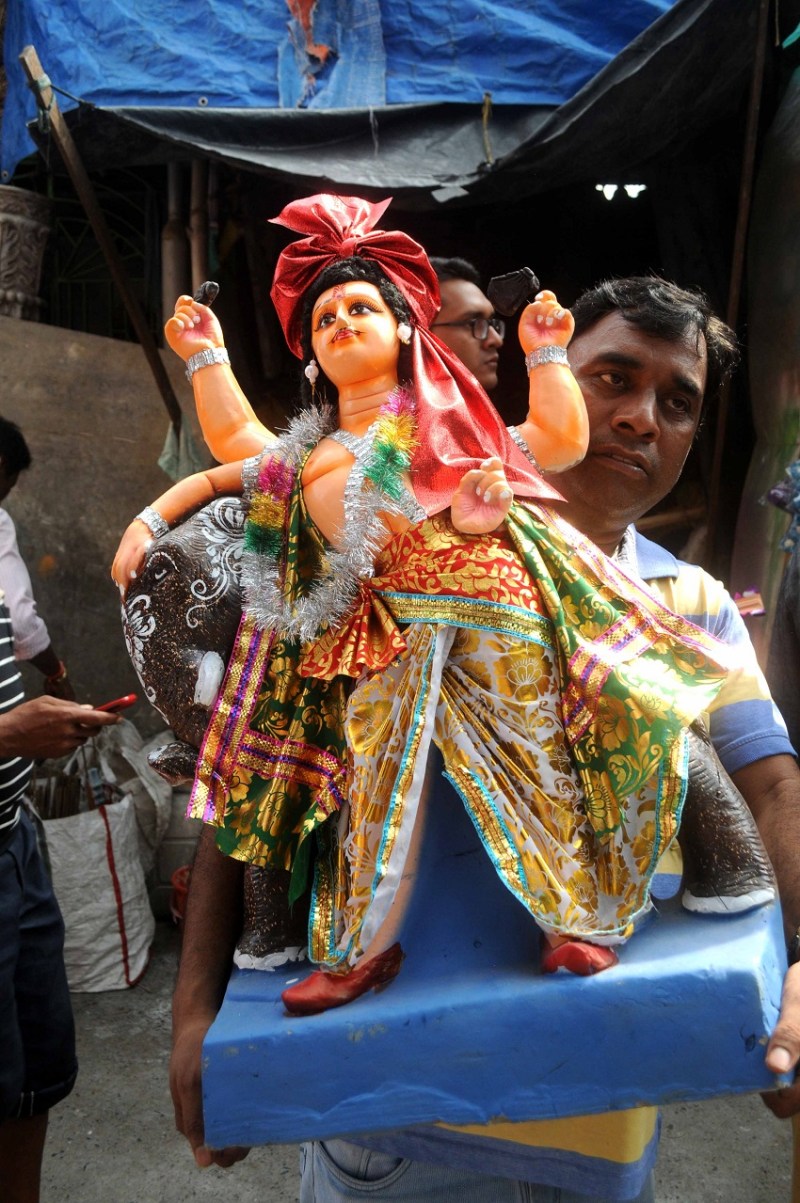 चहूं ओर चकाचौंध, पूजा के पहले विश्वकर्मा पूजा की भीड़