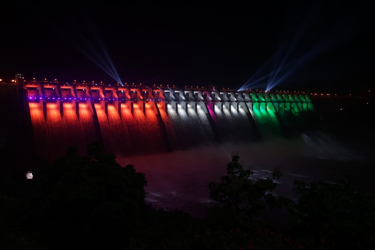 Sardar Sarovar dam: इस महोत्सव के कारण तिरंगे की रोशनी से नहाया यह बांध