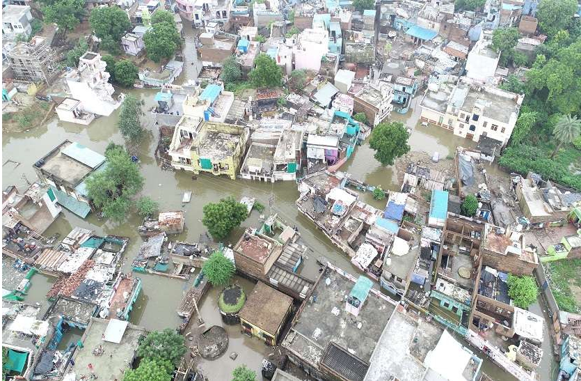 कोटा की बस्तियों में 15 फीट पानी देख चौंक गए लोकसभा अध्यक्ष, बोले- हालात नहीं सुधरे तो सेना व NDRF की और टुकडिय़ां लगाएंगे