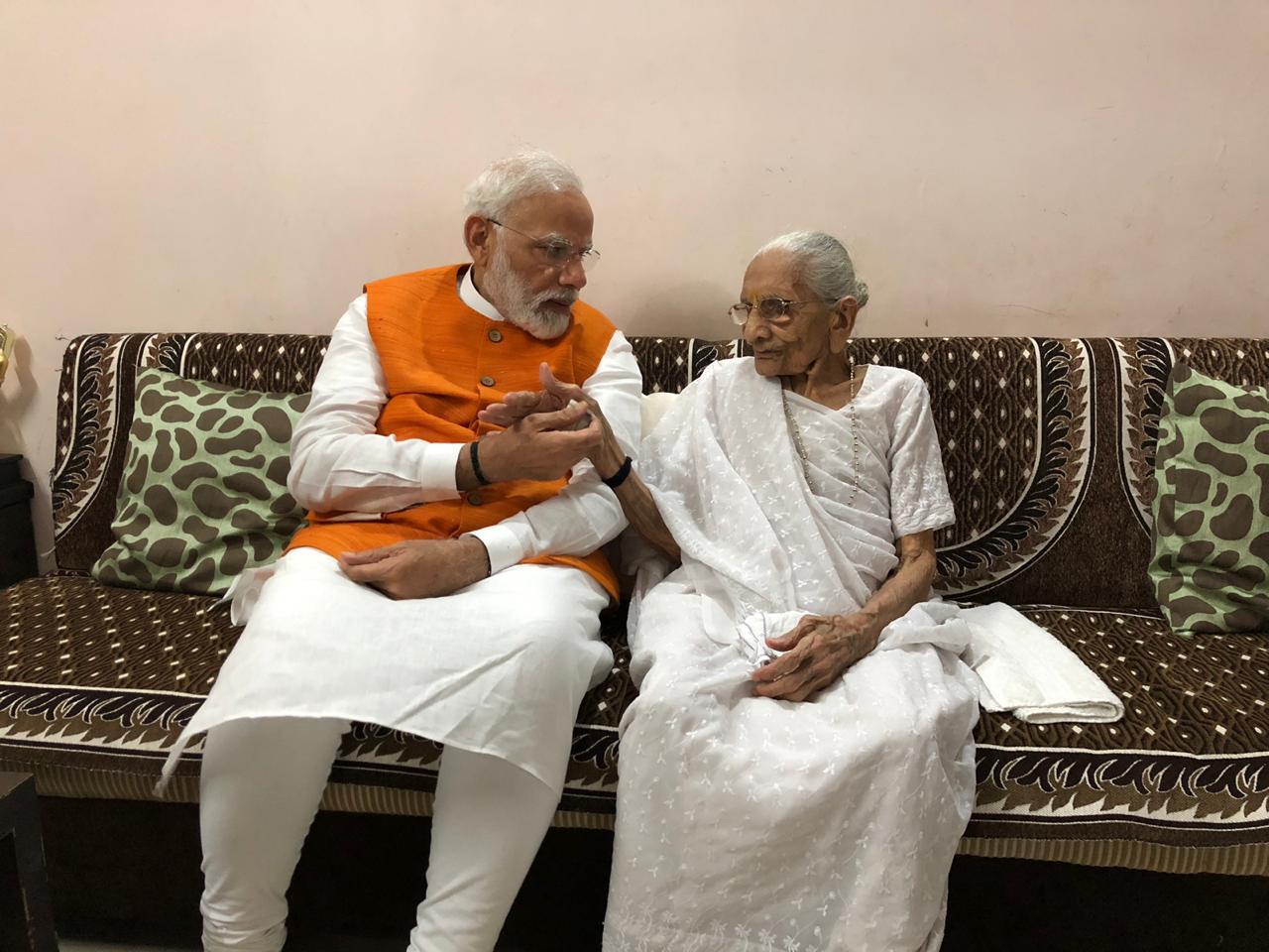 PM Modi with Hiraba: मां तो आखिर मां ही होती है