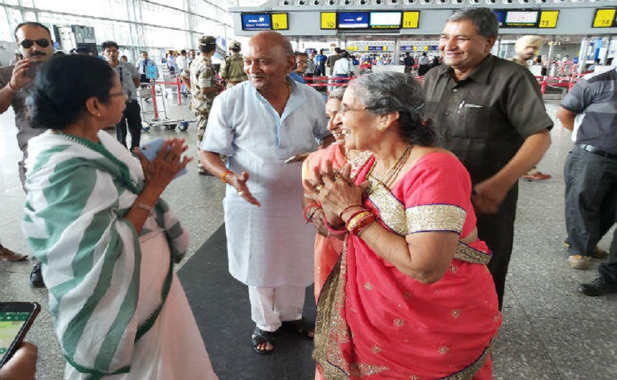 बंगालः प्रधानमंत्री मोदी की पत्नी जसोदा बेन से मिली ममता बनर्जी, भेंट की...