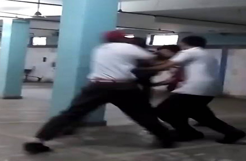 खूनी खेल में बदली बच्चों की आपसी लड़ाई, स्कूल के गेट पर नाबालिग छात्रों के दो गुटों ने एक दूसरे पर ब्लेड से किया हमला