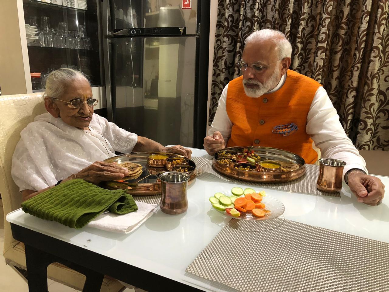 PM Modi birthday: प्रधानमंत्री मोदी ने लिया इनका आशीर्वाद, संग भोजन भी