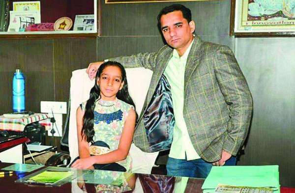 बेटियों ने संभाला पापा का दफ्तर देखे तस्वीरें 