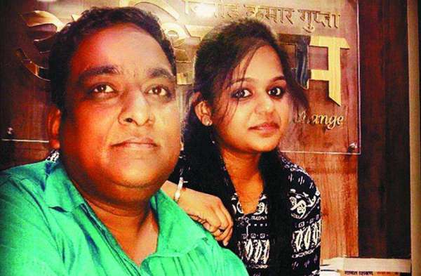 बेटियों ने संभाला पापा का दफ्तर देखे तस्वीरें 