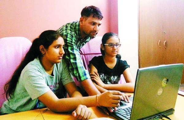 बेटियों ने संभाला पापा का दफ्तर देखे तस्वीरें 