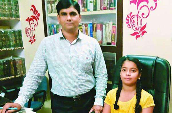 बेटियों ने संभाला पापा का दफ्तर देखे तस्वीरें 