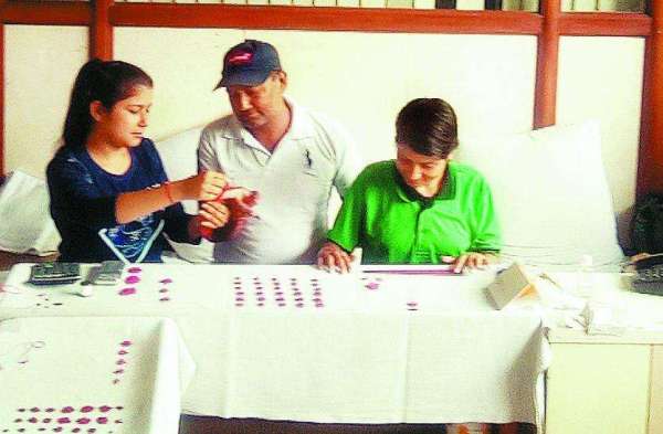 बेटियों ने संभाला पापा का दफ्तर देखे तस्वीरें 