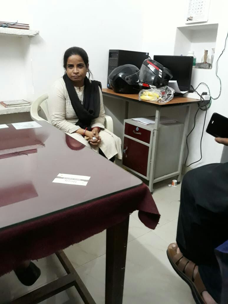 महिला संविदा कम्प्यूटर ऑपरेटर को एसीबी ने घूस लेते क‍िया गिरफ्तार, रि‍श्‍वत नहीं देने पर दी थी धमकी